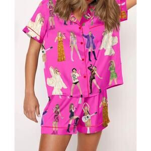 Taylor Swift, silky pajamas